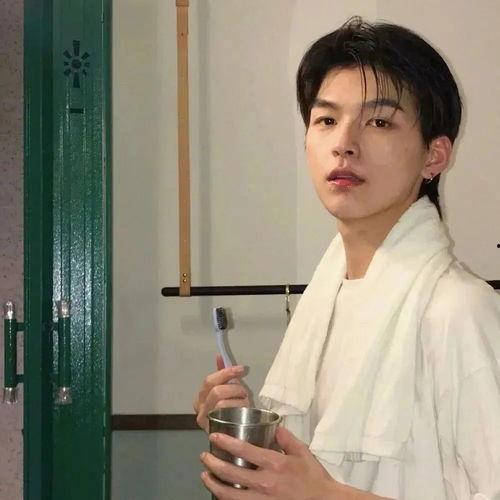 娱乐吃瓜酱的头像男,揭秘男星头像背后的故事